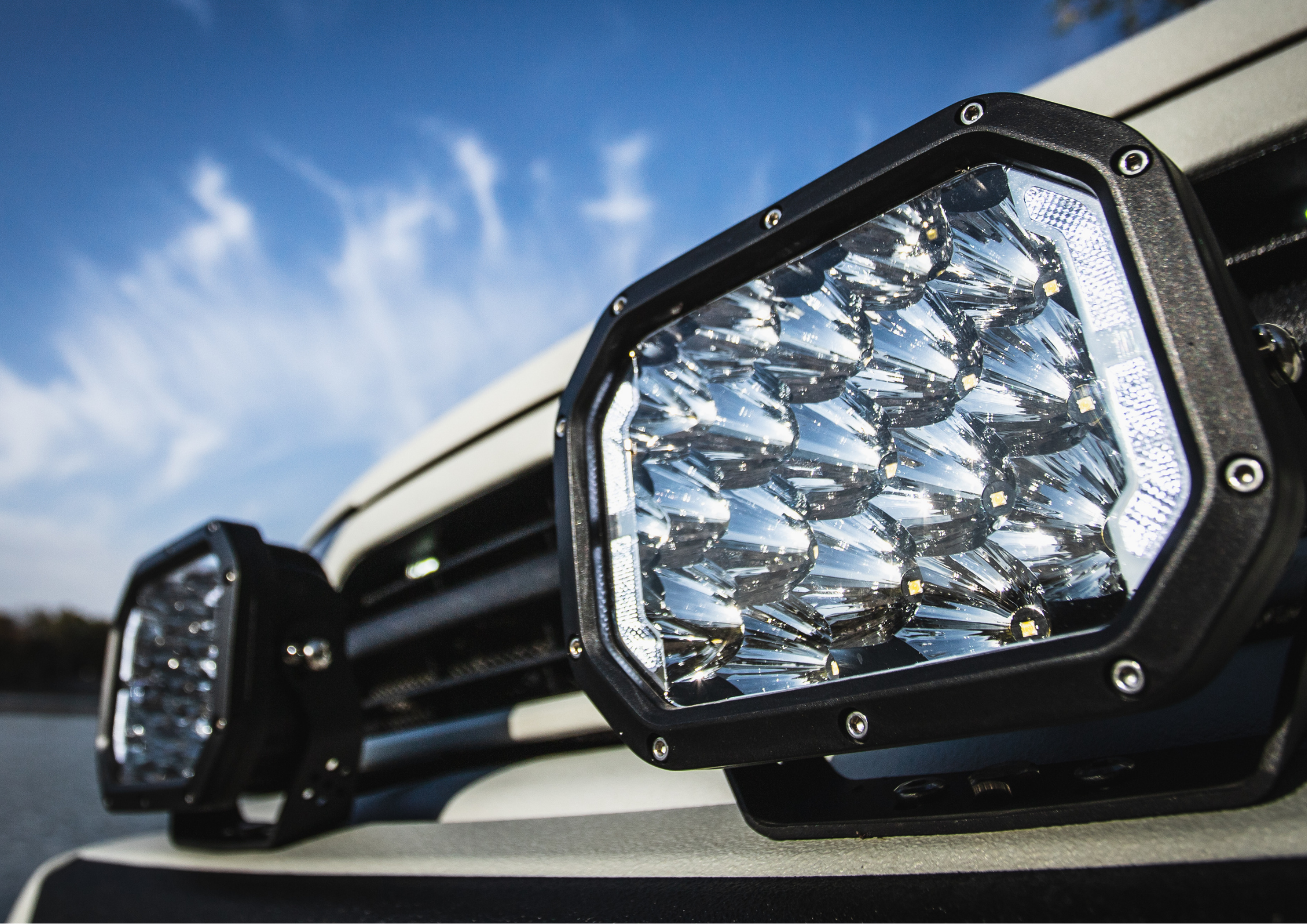 LED-bar op de voorbumper van een 4×4 die een breed lichtpad verlicht op een donker offroad terrein