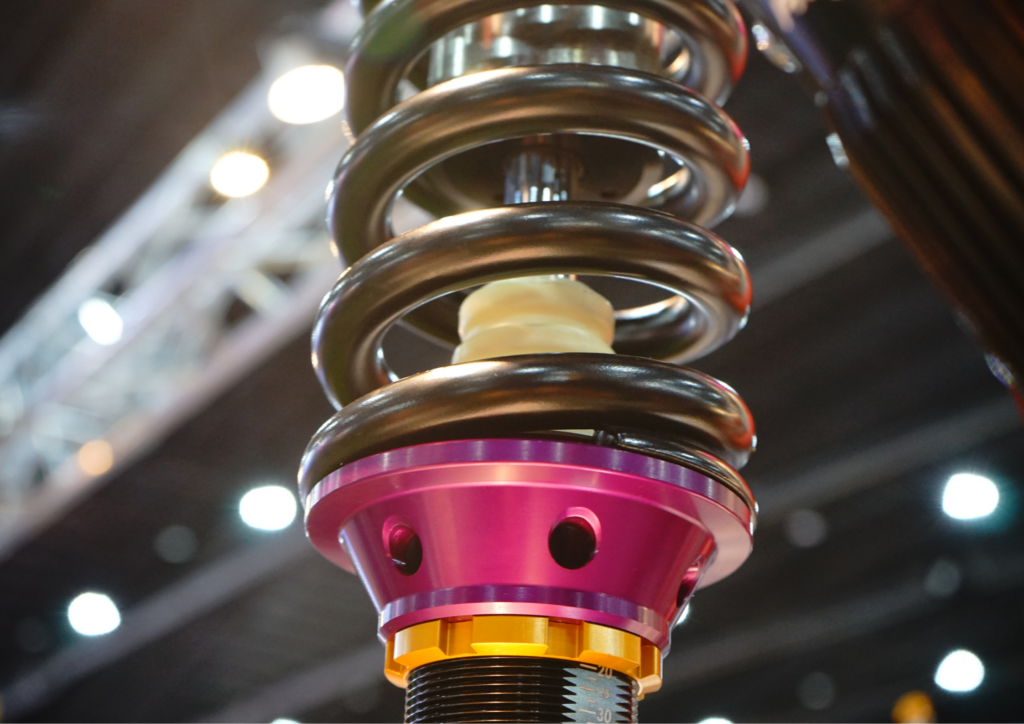 Close-up van een coilover gemonteerd op de ophangingsarm van een lifted 4x4 offroad voertuig.