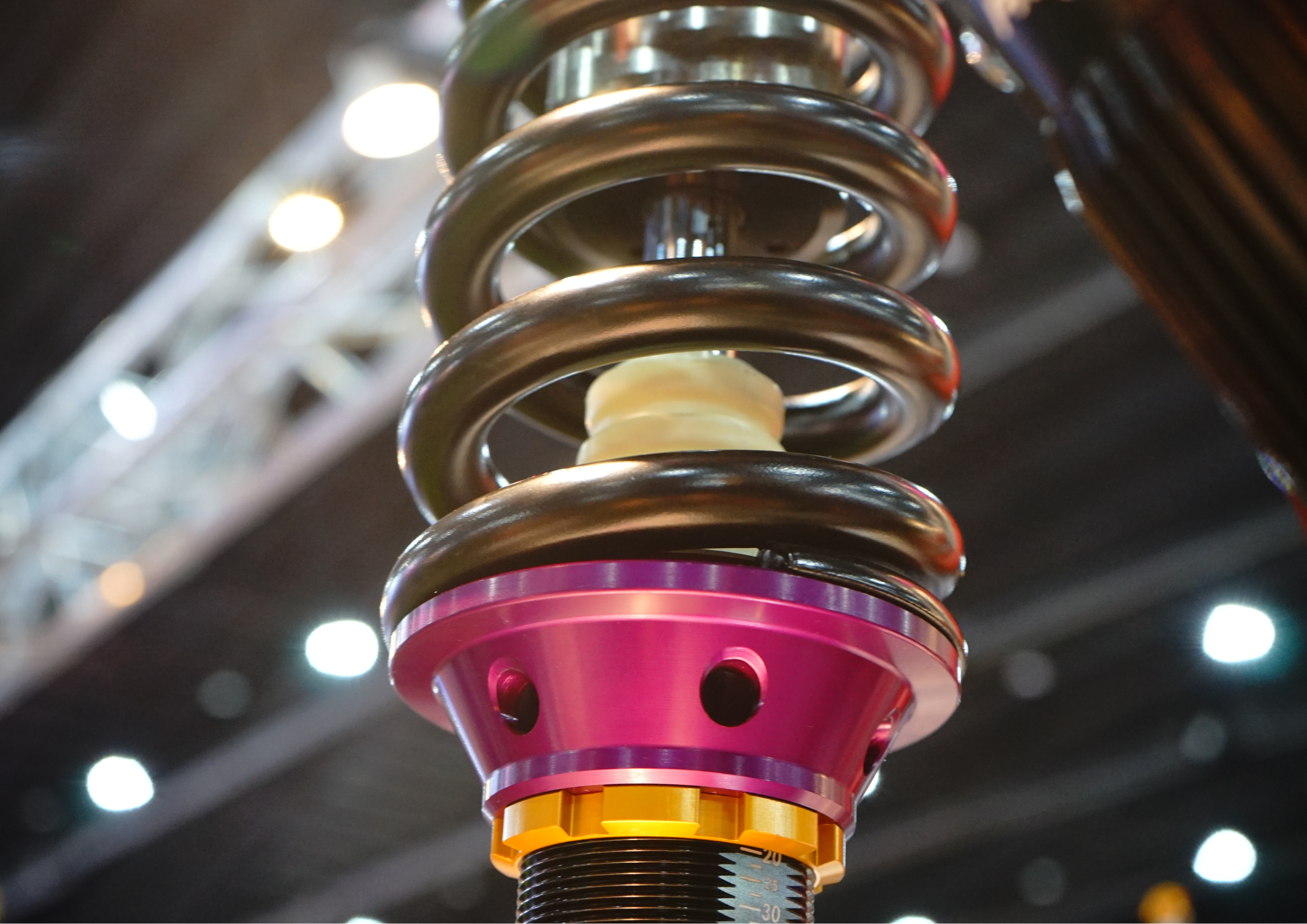 Close-up van een coilover gemonteerd op de ophangingsarm van een lifted 4x4 offroad voertuig.